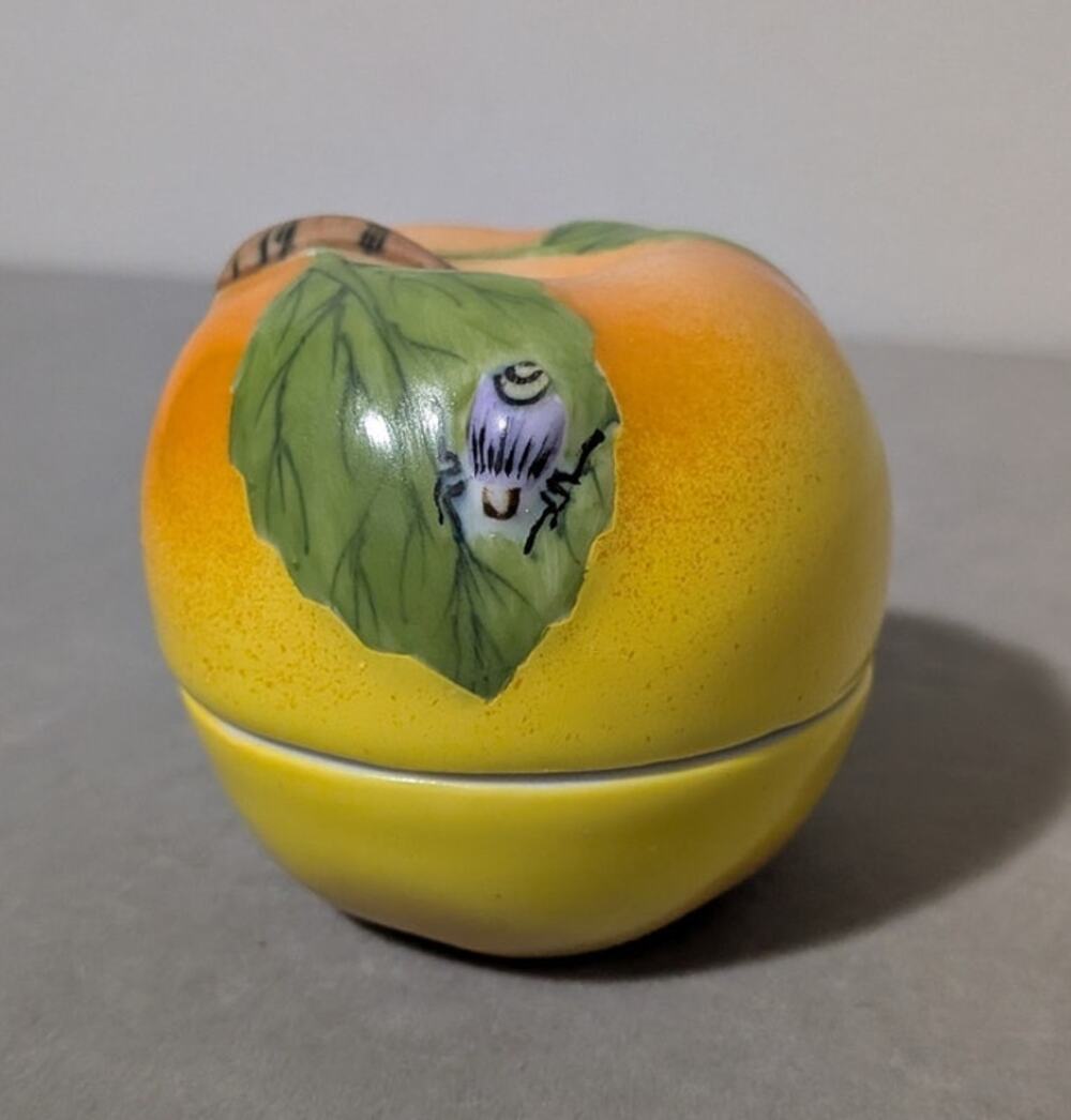 Vintage Metropolitan Museum of Art Ceramic Apple Bug Trinket Box Meissen Replica
